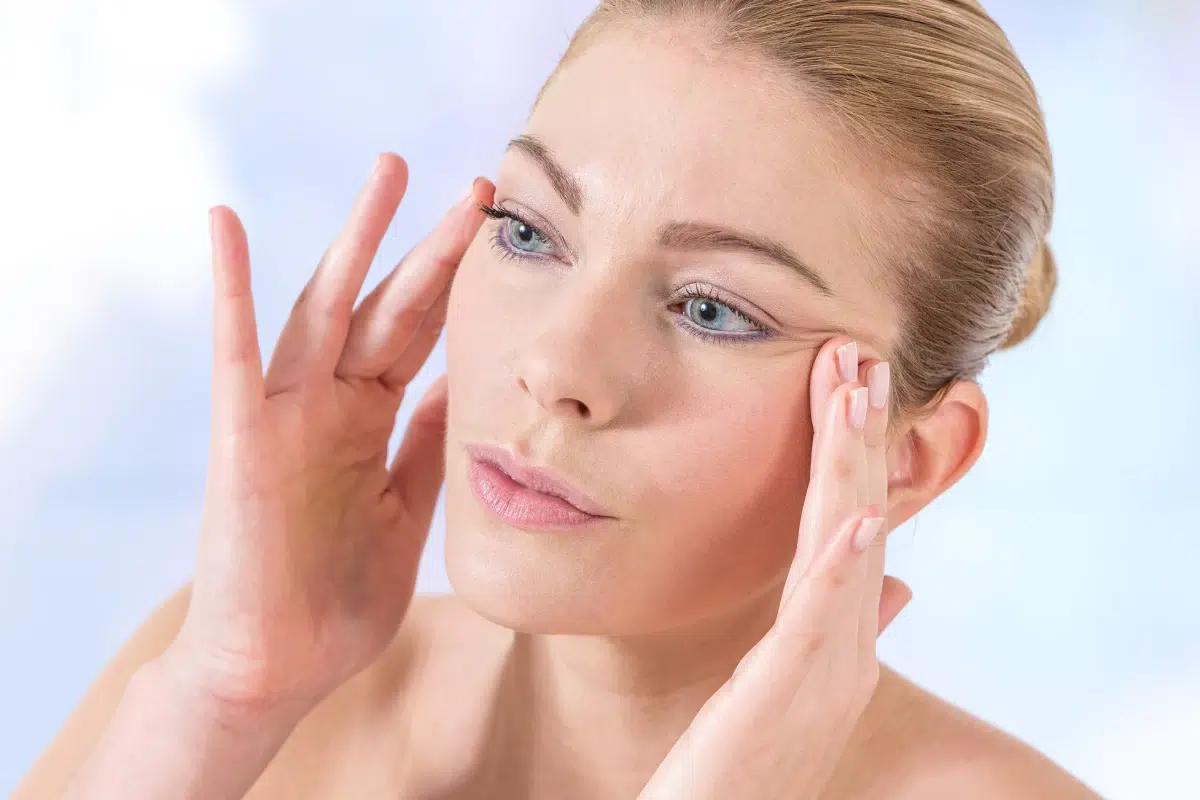 Femme touchant son visage