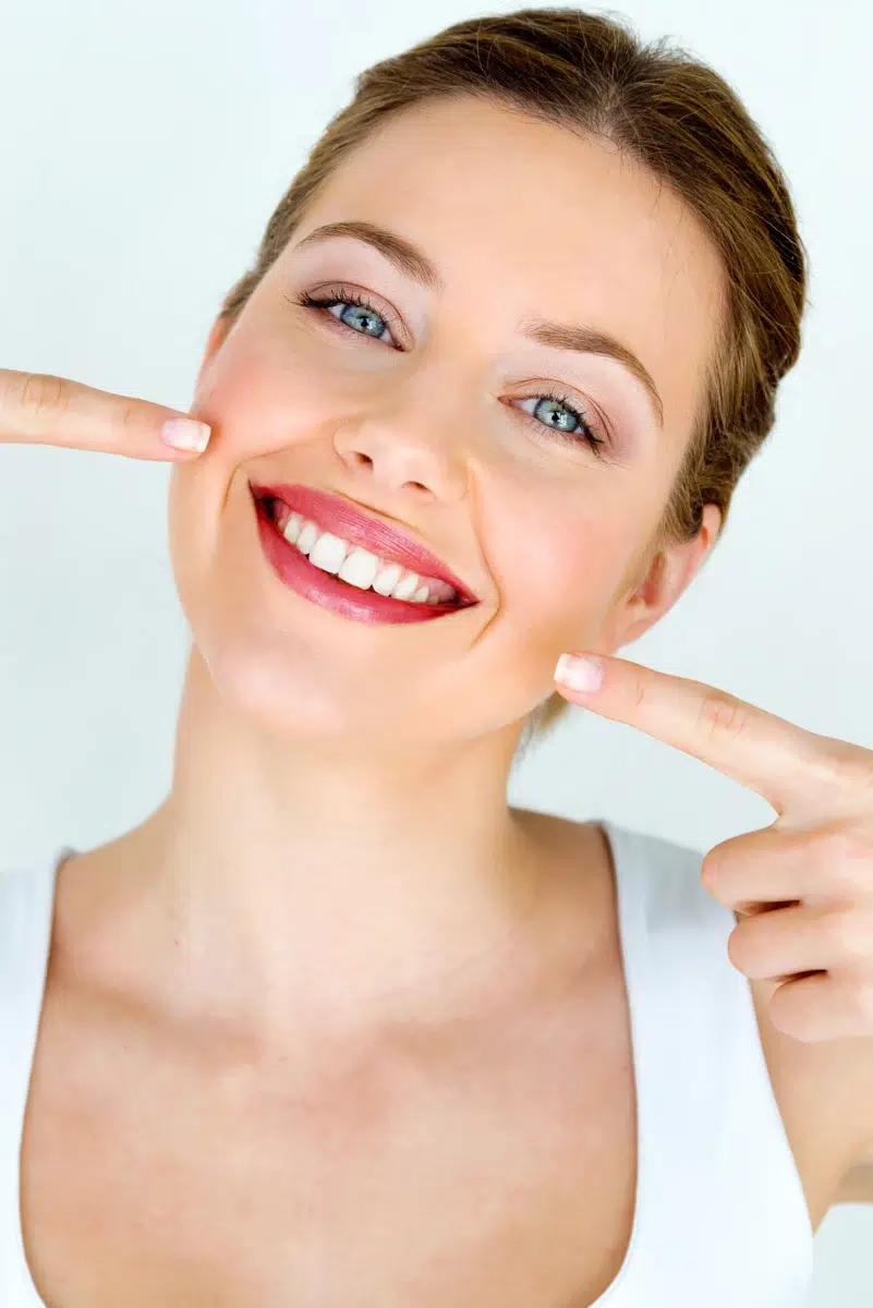 Femme souriante montrant ses dents