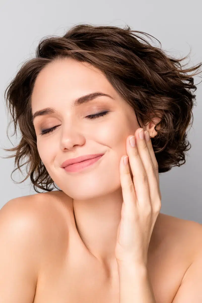 Femme souriante avec les yeux fermés